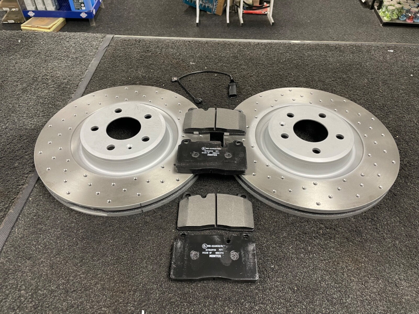 AUDI A7 3.0 2010 ONWARDS PERFORMANCE BRAKE DISC CROSS DRILLED FRONT and PADS