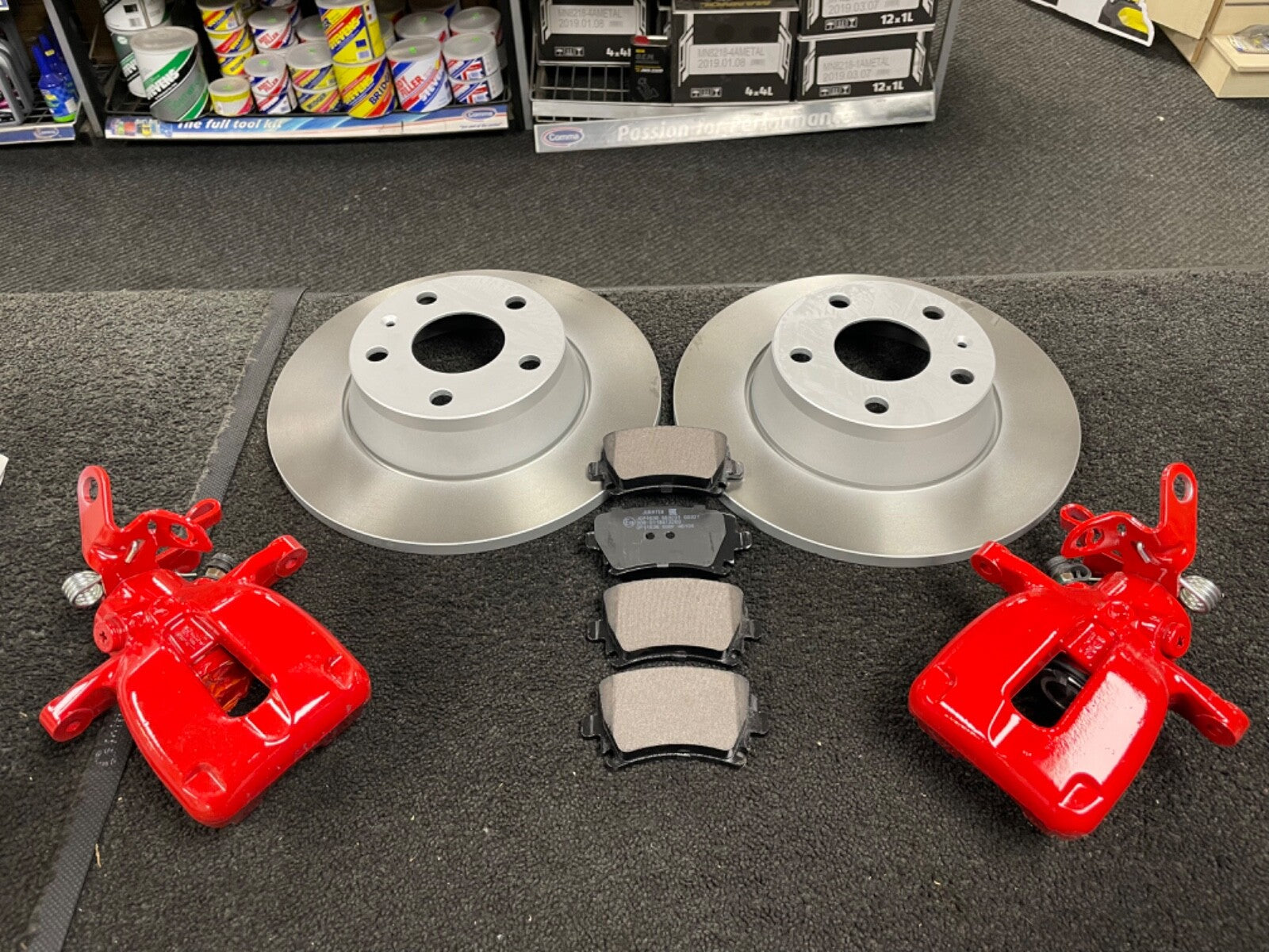 AUDI TT VW TOURAN  2 RED BRAKE CALIPERS PAIR LH+RH  WITH REAR DISCS AND PADS