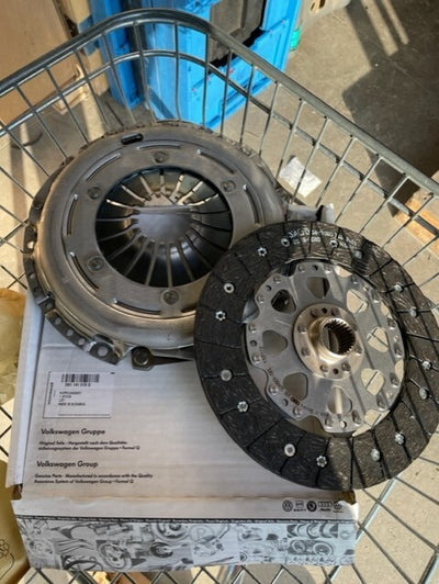 AUDI A4 A5 Q5 TFSi 2.0TDi CLUTCH KIT 0B1141015D GENUINE AUDI NEW 0B1141015D