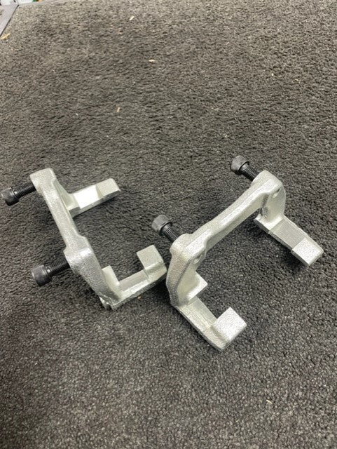 2 REAR BRAKE CALIPER BRACKET SKODA SEAT VW AUDI 256MM VENTED DISC 118CENTERS 2WD