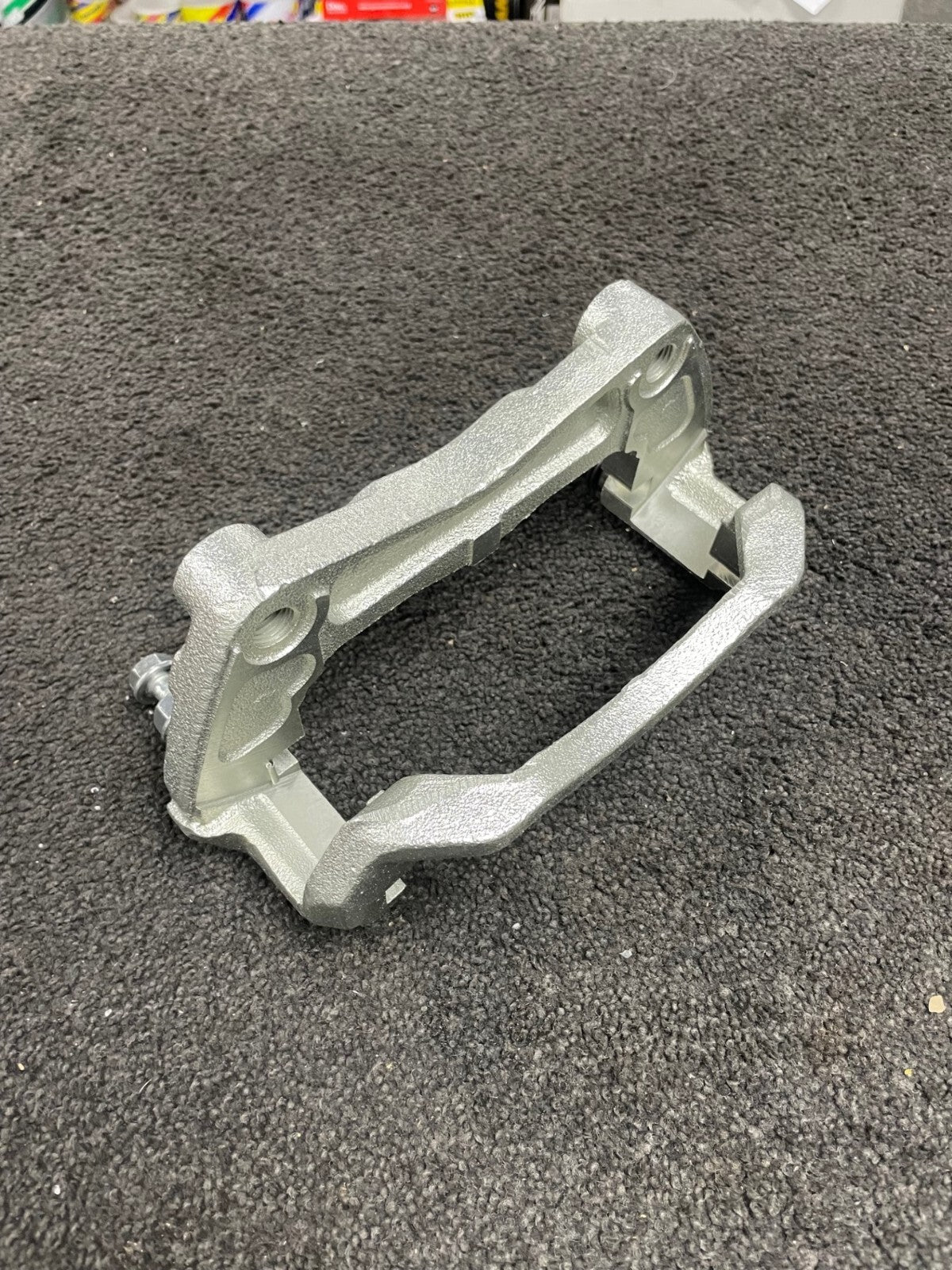 FOR NISSAN NAVARA D40 PATHFINDER R51 FRONT BRAKE CALIPER CARRIER BRACKET NS LH