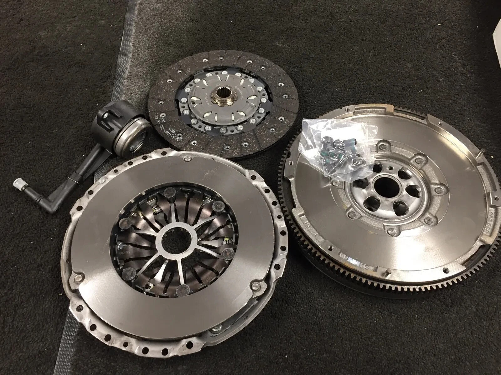DUAL MASS FLYWHEEL CLUTCH KIT LUK SKODA YETI ELEGANCE 2.0TDi 140 MK1