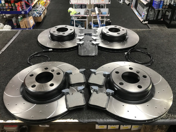 BMW M135I F20 DRILLED GROOVED BRAKE DISCS MINTEX BRAKE PAD FRONT REAR 340+345