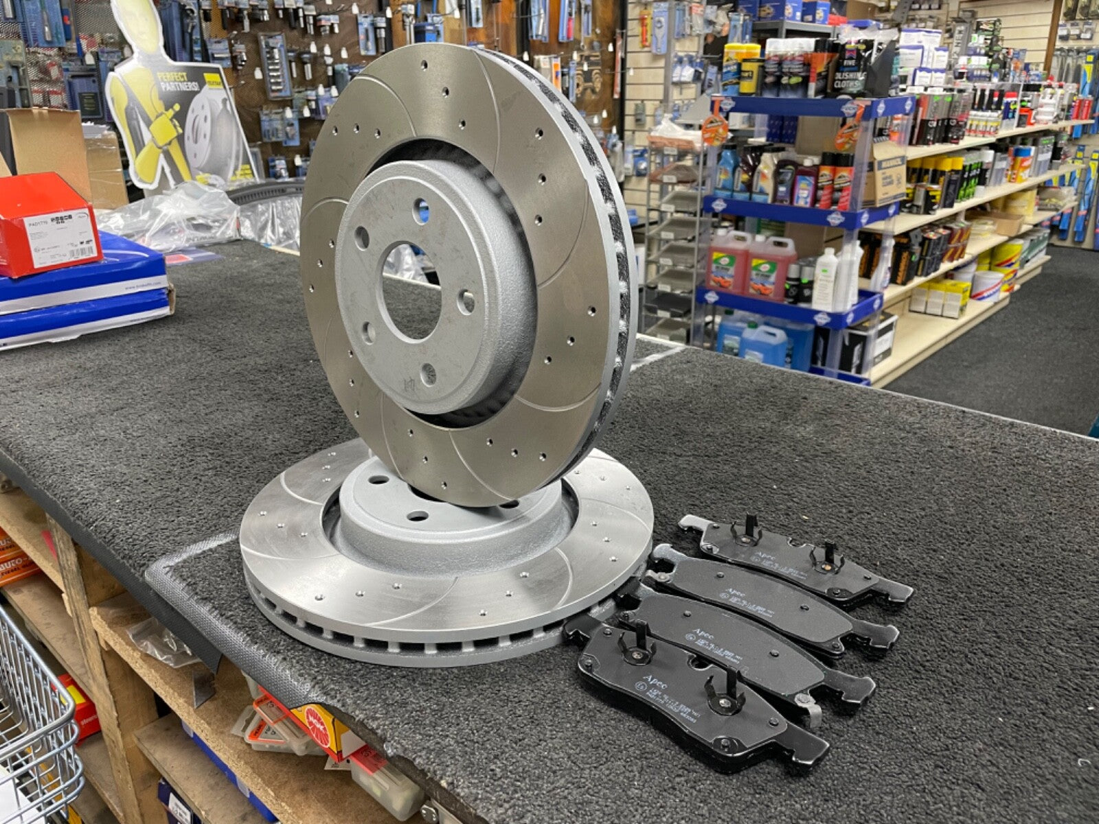 FOR JEEP GRAND CHEROKEE 3.0CRD 2011-18 DRILLED GROOVED BRAKE DISC PAD FRONT REAR