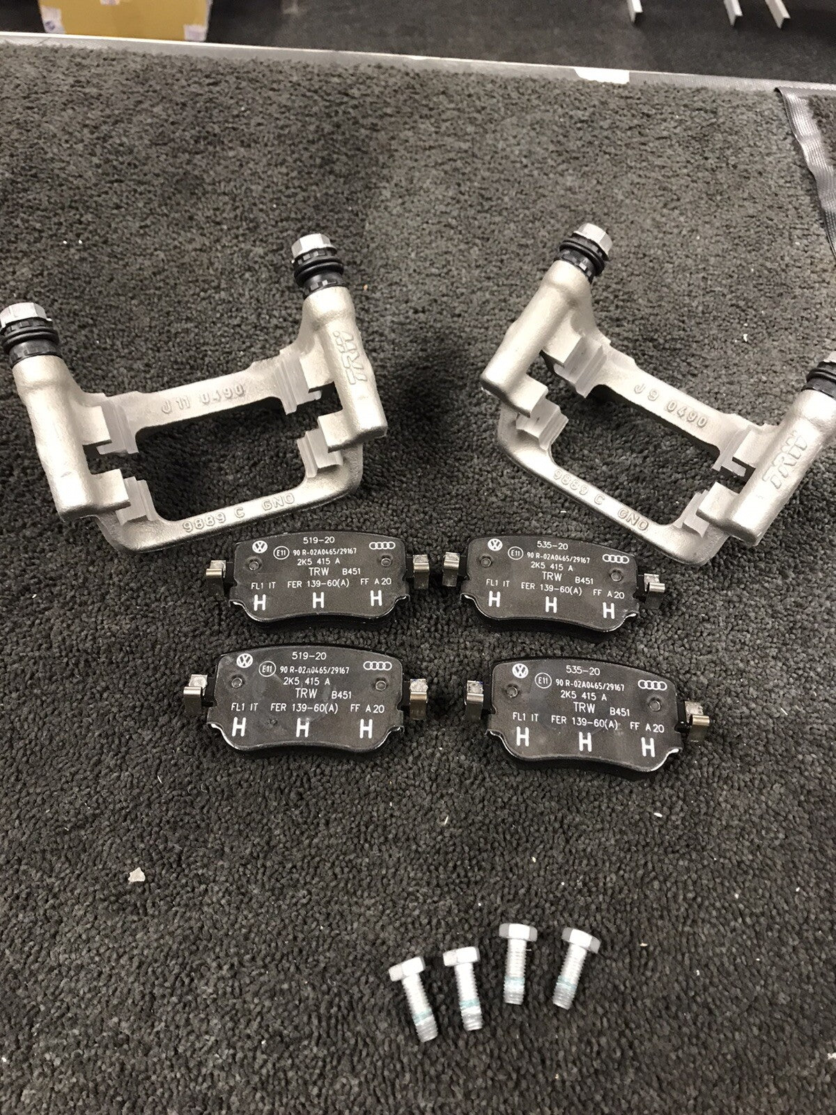 2 ORIGINAL VW REAR BRAKE CALIPER BRACKET+PADS OCTAVIA 5E LEON 5F ST TSi SC TDi