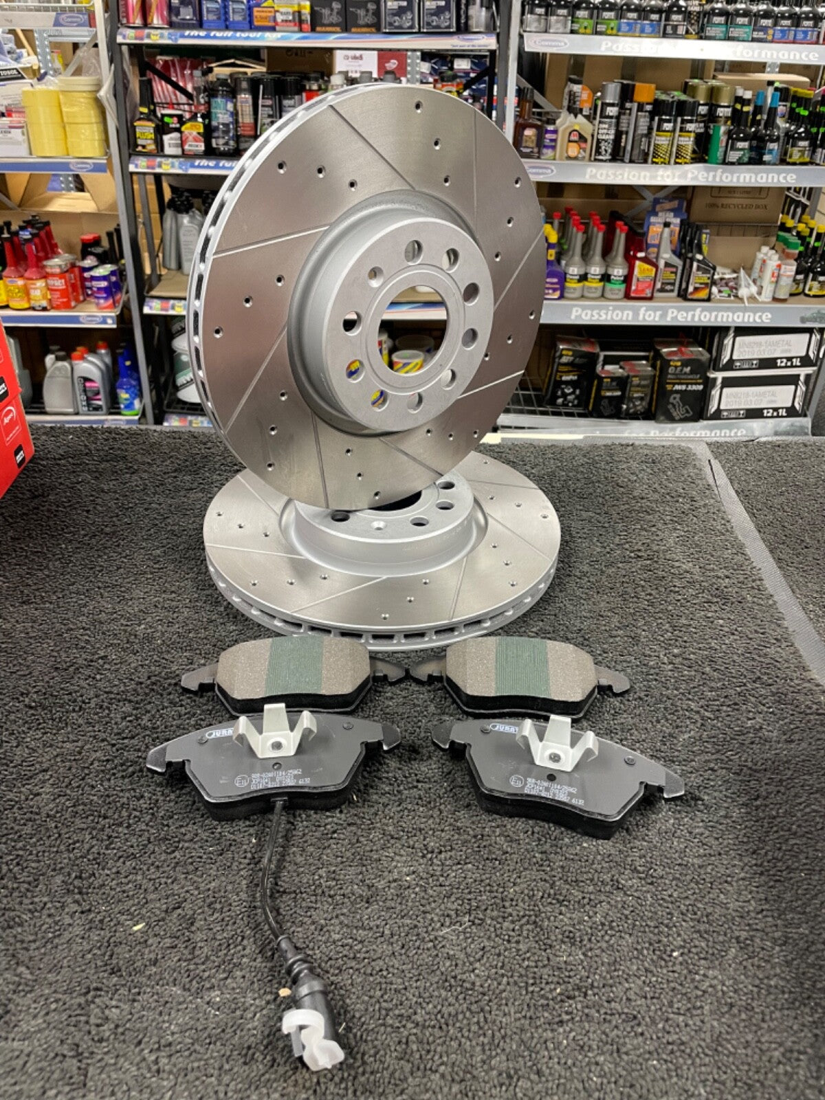 FOR EOS AUDI A3 (8P) FRONT DRILLED GROOVED BRAKE DISCS + PADS WITH WIRE  312mm