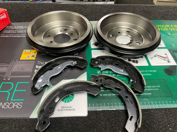 FOR FORD FEISTA MK7 REAR BRAKE DRUMS AND BRAKE SHOES