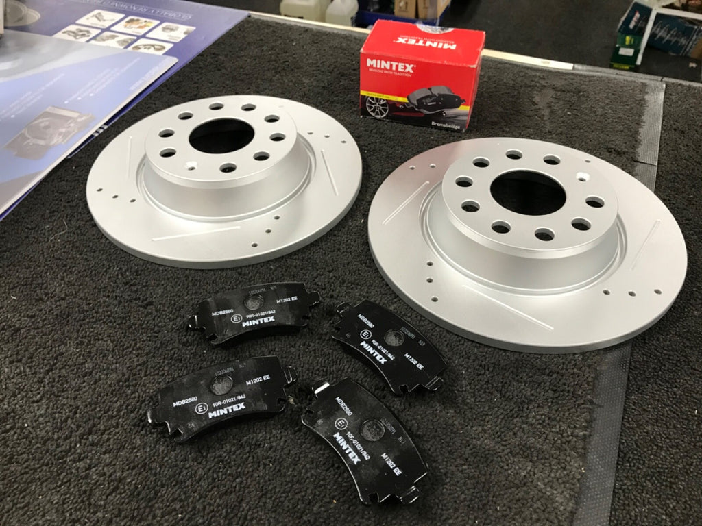 VW GOLF MK5 2.0GTi BRAKE DISC DRILLED GROOVED FRONT REAR MINTEX BRAKE PADS