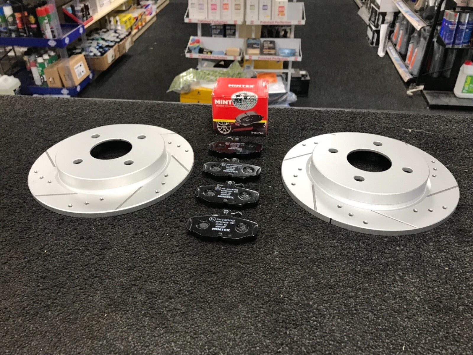 SIERRA XR4X4 DRILLED GROOVED  BRAKE DISCS & PADS REAR