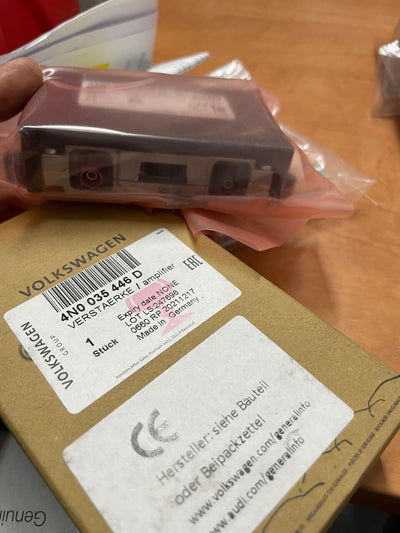 AUDI A3 RS3 2017-21 AREAL BOOSTER 2 WAY MOBILE SIGNAL BOOSTER 4N0035446D GENUINE