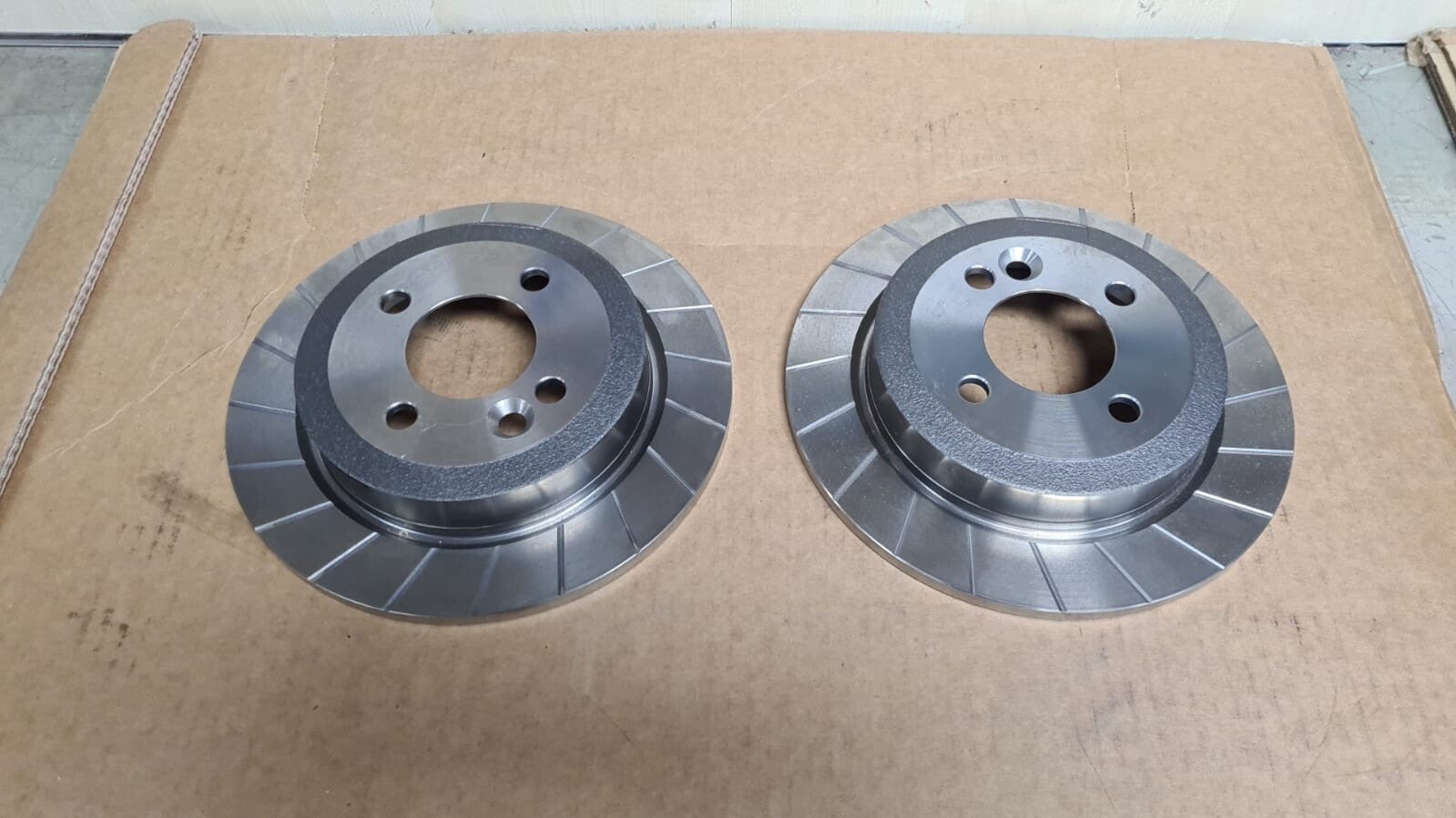 FOR BMW MINI 1 R50 R52 R53 REAR BREMBO GROOVED BRAKE DISCS 258MM 08.9163.10