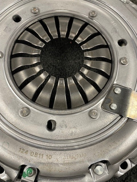 DUAL MASS FLYWHEEL CLUTCH KIT VAUXHALL INSIGNIA CDTi M32  55564746 55572637