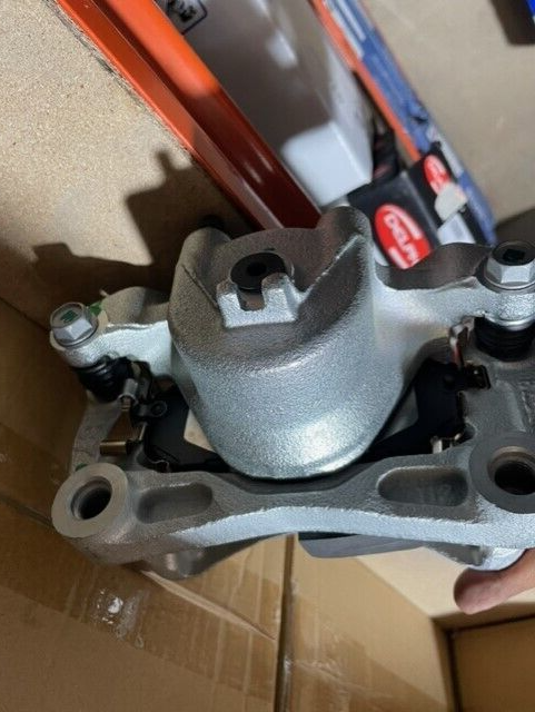 FRONT NS BRAKE CALIPER COMPLETE BRACKET PADS FOR NISSAN JUKE F15 PULSAR C13 DCi