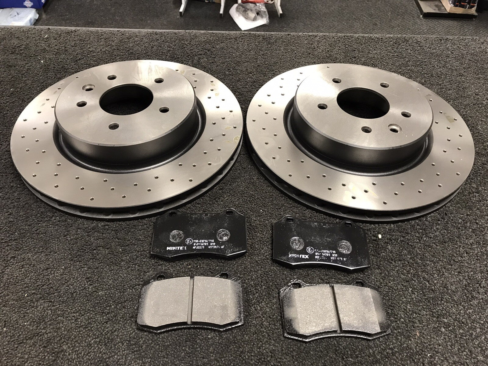 REAR BRAKE PADS DISC CROSS DRILLED PERFORMANCE FIT  JAGUAR XKR XK8 JLM21748 