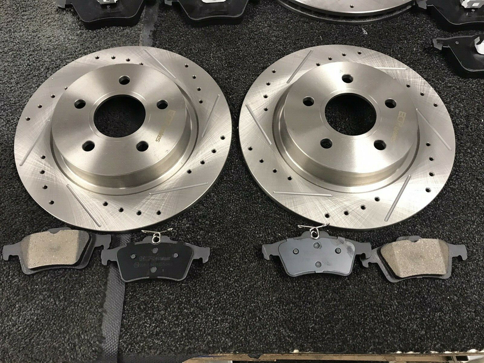 FOR TRANSIT CONNECT 2018on REAR BRAKE DISC CROSS DRILLED GROOVED  REAR BRAKE PAD