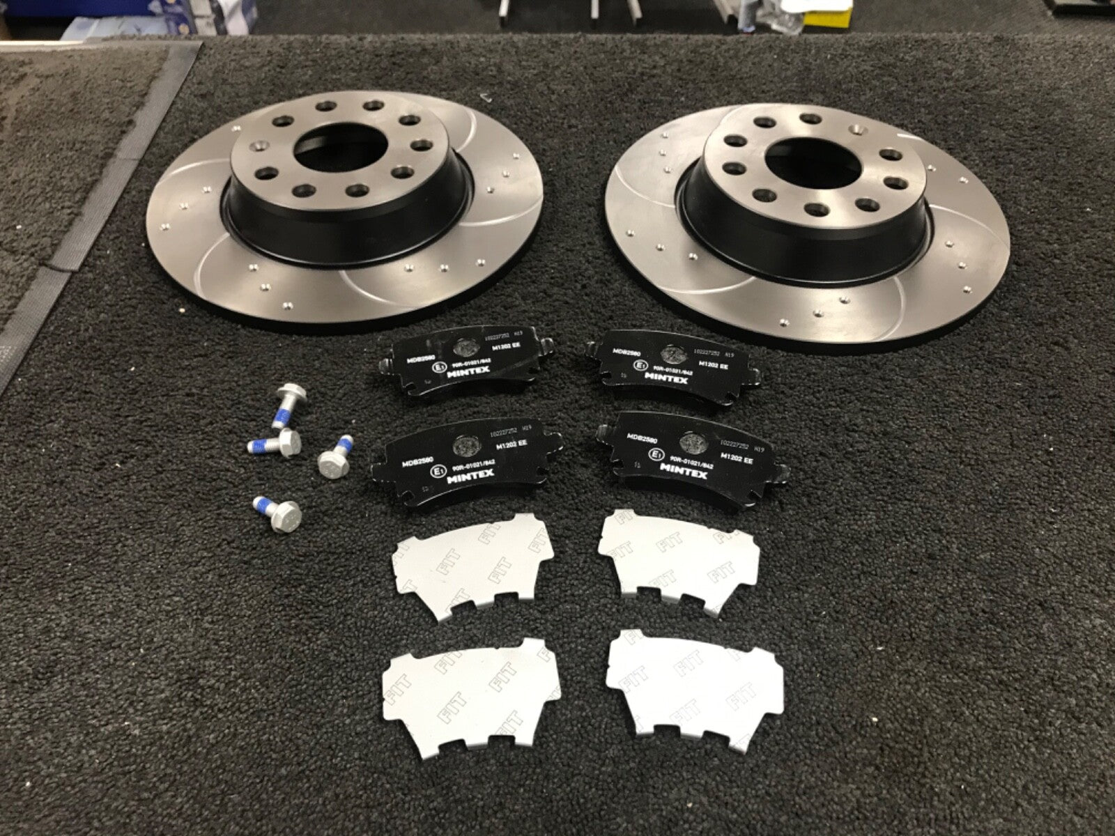 VW GOLF MK6 GTD TDI 6 SPEED BRAKE DISC CROSS DRILLED GROOVED BRAKE PAD REAR