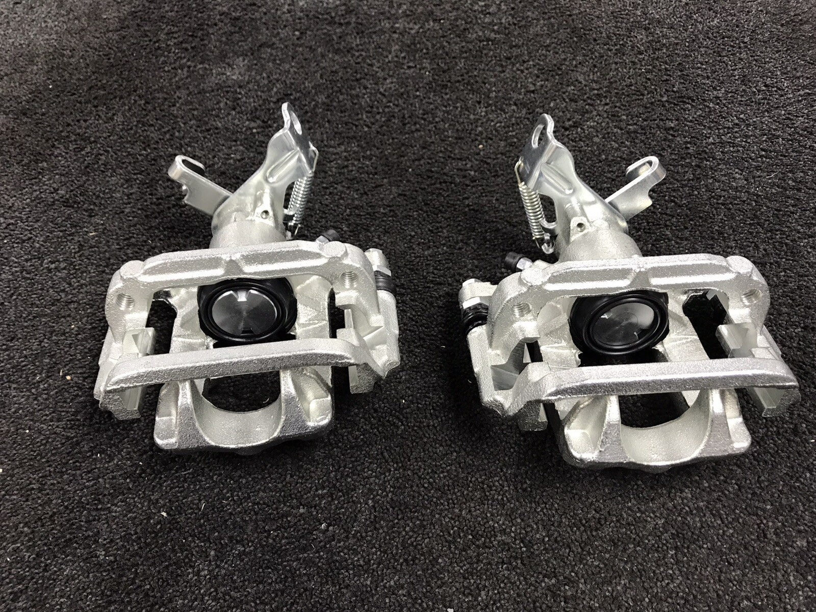 VAUXHALL ZAFIRA TOURER 2011-15 2 REAR BRAKE CALIPER COMPLETE BRACKET SOLID DISC