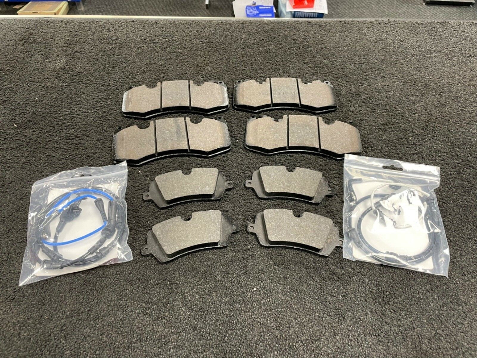 LANDROVER DISCOVERY 3.0TD SDV6 FRONT BRAKE PADS SET+WIRES  2018-2021