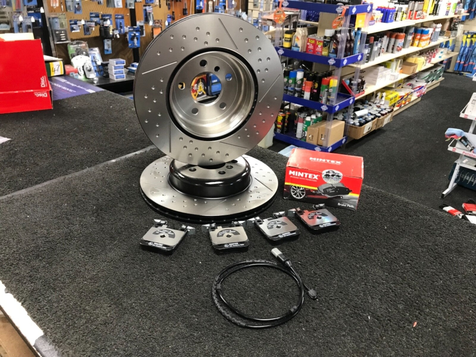 3 SERIES 330D M SPORT DIMPLED GROOVED BRAKE DISCS 345MM MINTEX  BRAKE PADS REAR