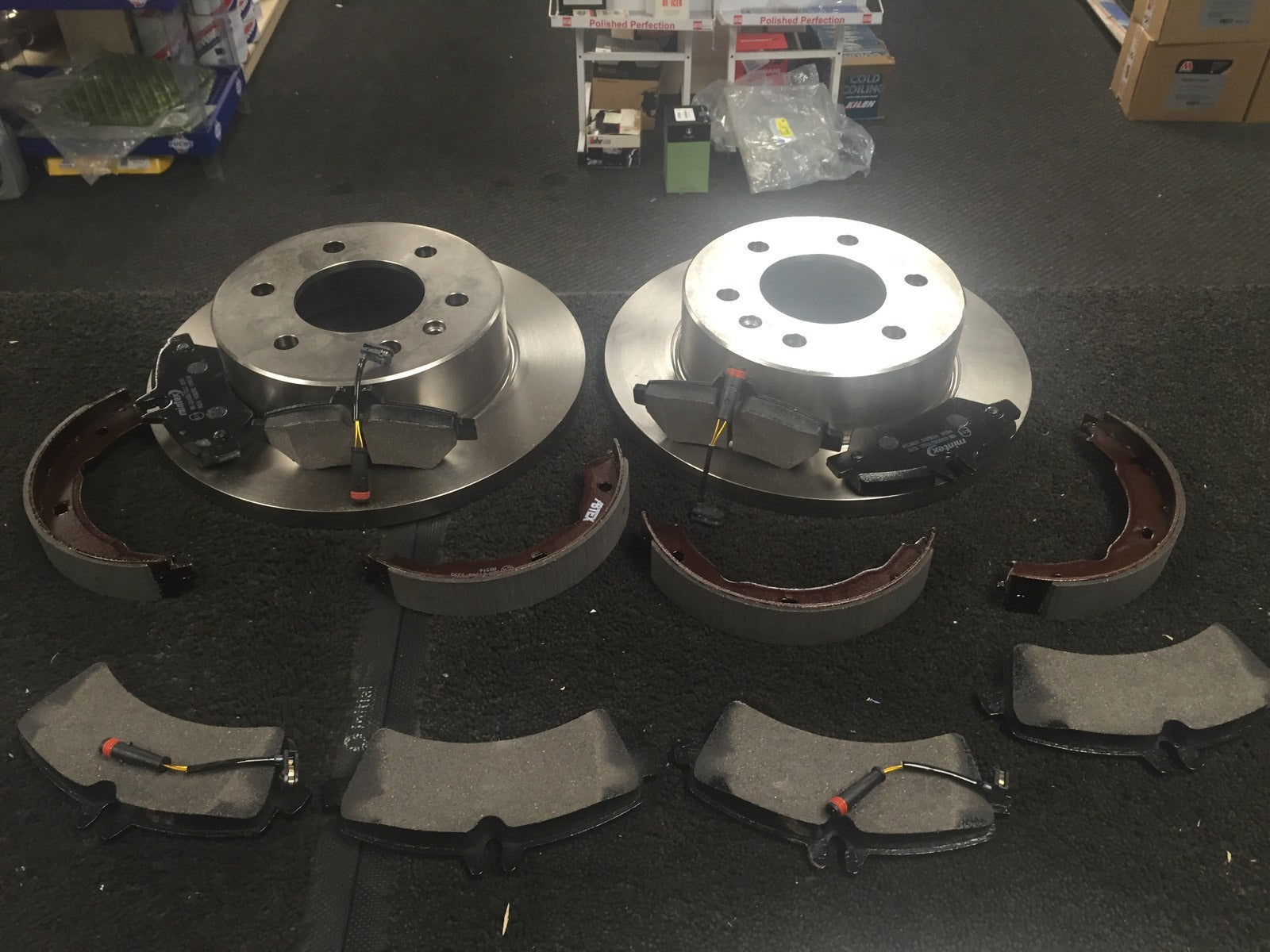 VW CRAFTER 2.0 2.5TDi BRAKE DISC BRAKE PAD FRONT REAR HANDBRAKE SHOE FITTING KIT