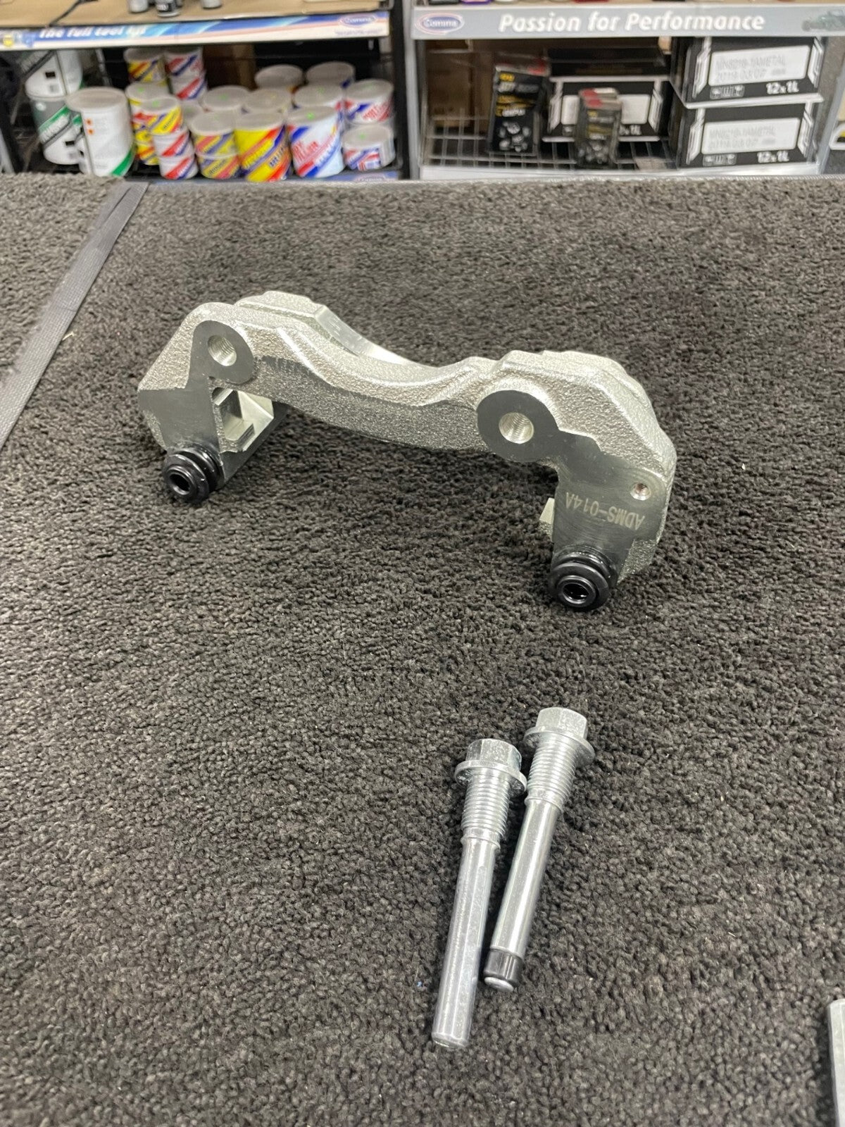 FRONT BRAKE CALIPER BRACKET LH NS FOR MITSUBISHI SHOGUN PAJERO CHALLENGER 276MM