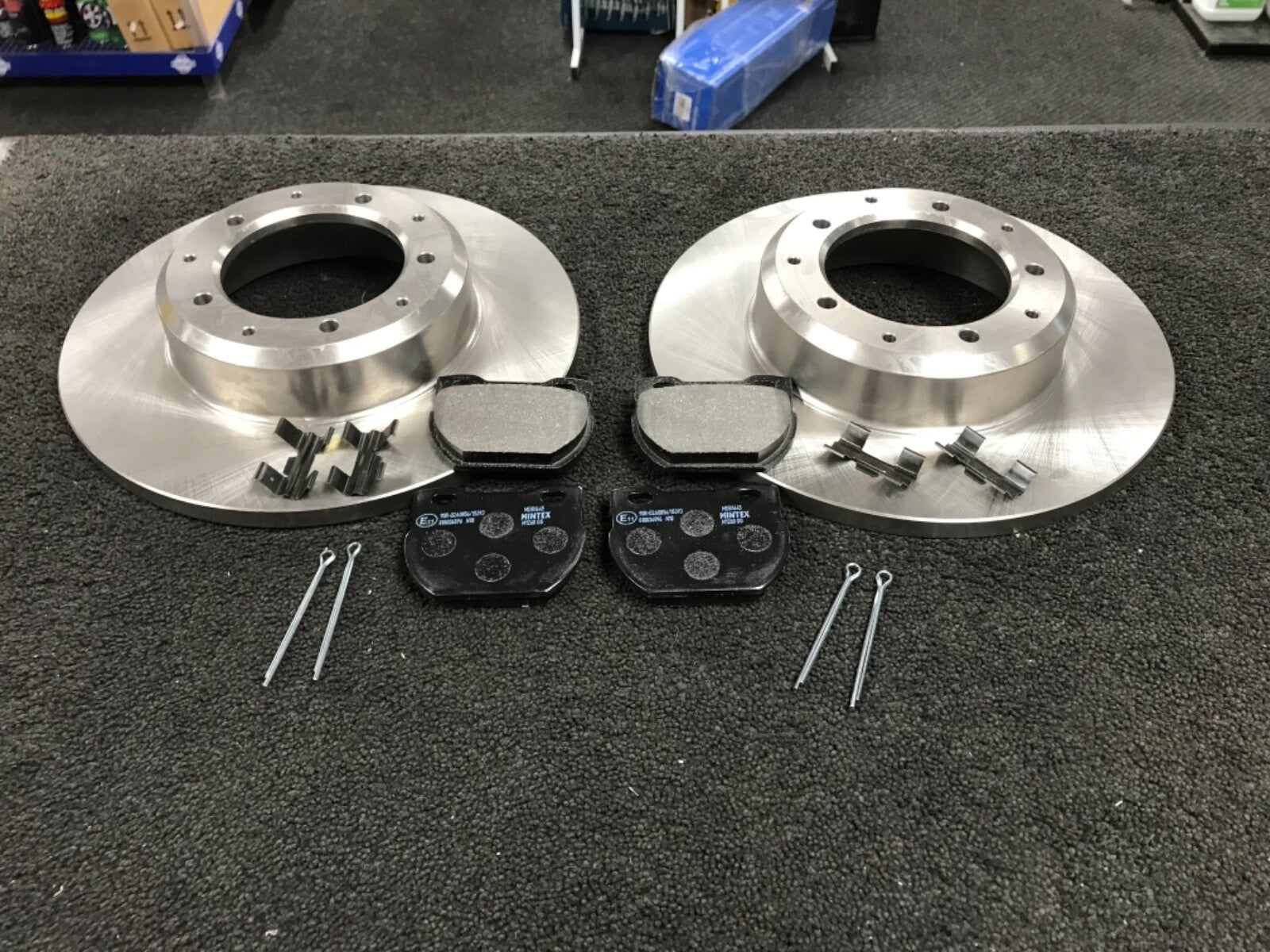LAND ROVER DEFENDER 110 130 TDi TD5 TDCi PUMA REAR BRAKE DISC PADS +FITTING KIT