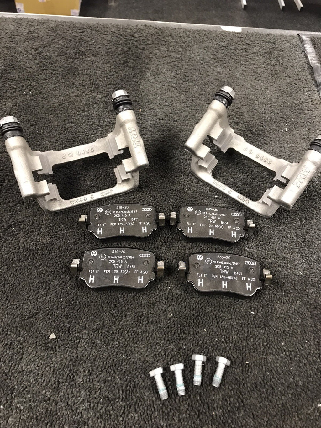 2 GENUINE VW REAR BRAKE CALIPER CARRIER BRACKET PADS CADDY MK4 2.0TD CUUD/DFSD