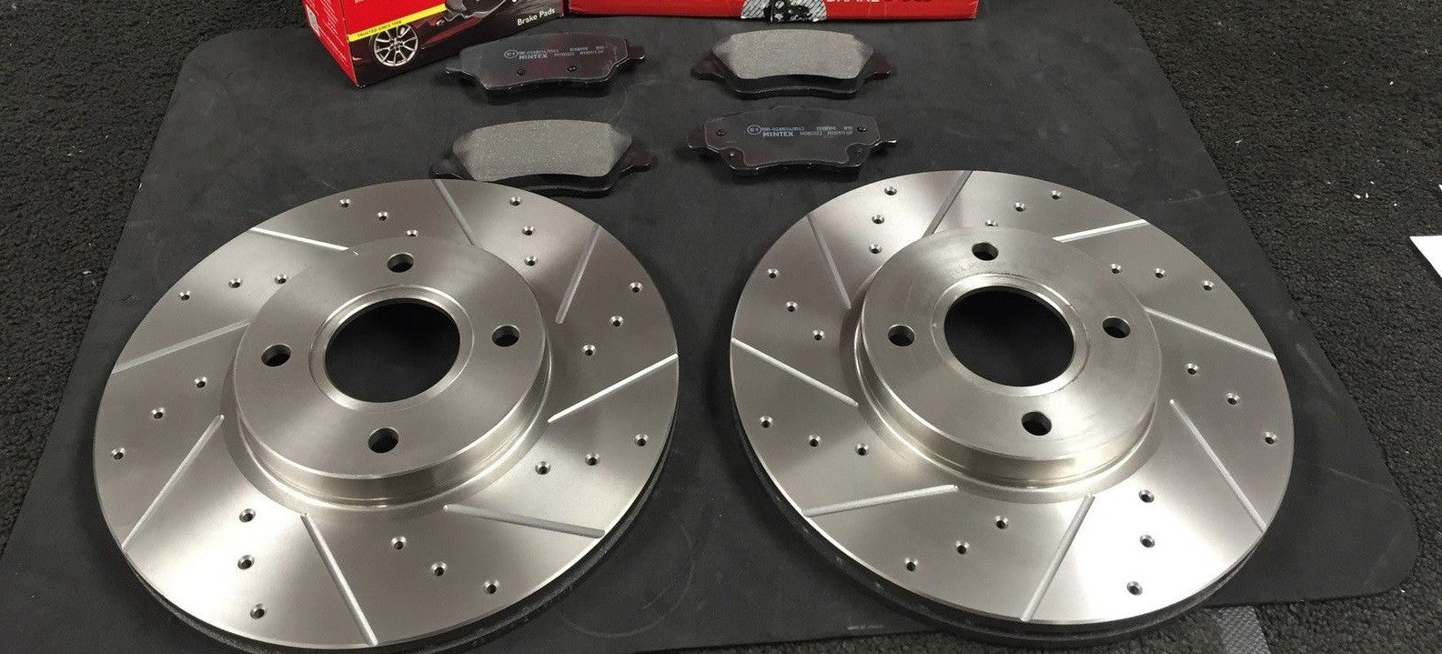 FORD FIESTA 1.6 ST180 FRONT BRAKE DISCS DRILLED GROOVED BRAKE PAD FRONT