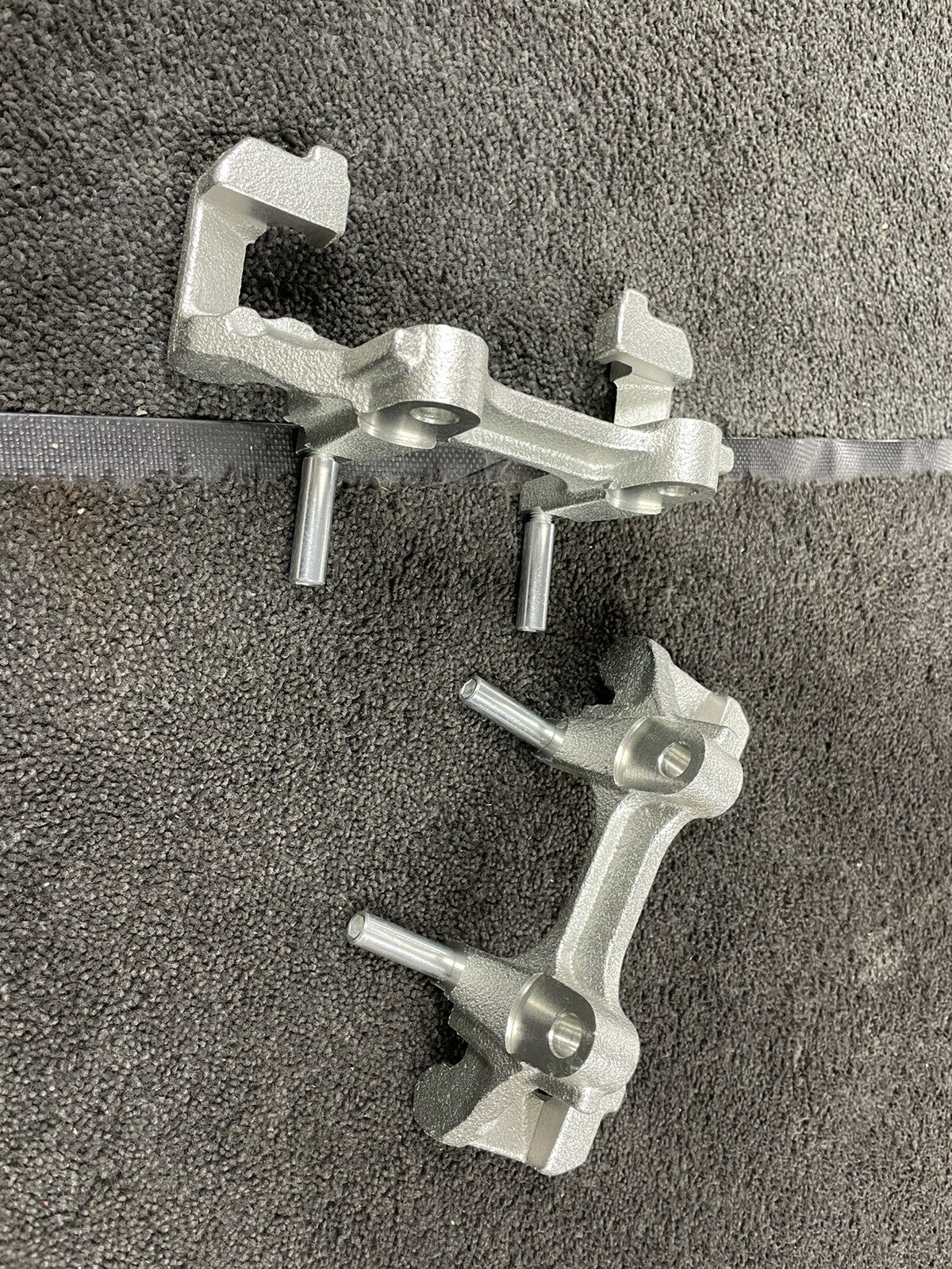 AUDI TT A3 S3 SEAT LEON CUPRA OCTAVIA 2 FRONT BRAKE CALIPER CARRIER BRACKETS