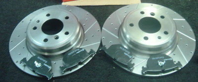 FOR BMW 850I (E31) DRILLED GROOVED BRAKE DISCS MINTEX PADS REAR