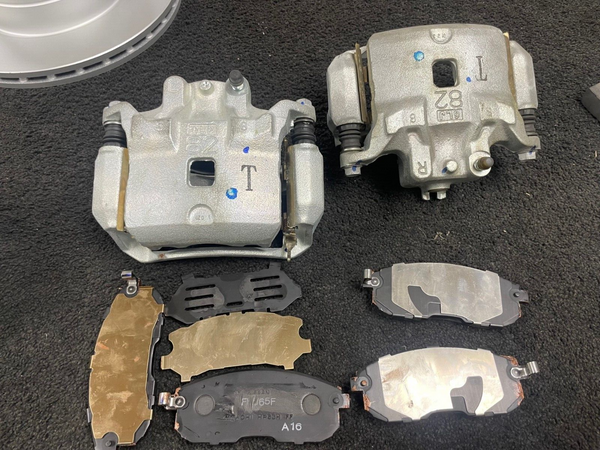 2 FRONT BRAKE CALIPER COMPLETE CARRIERS BRAKE PAD FOR NISSAN JUKE F15 280MM DISC