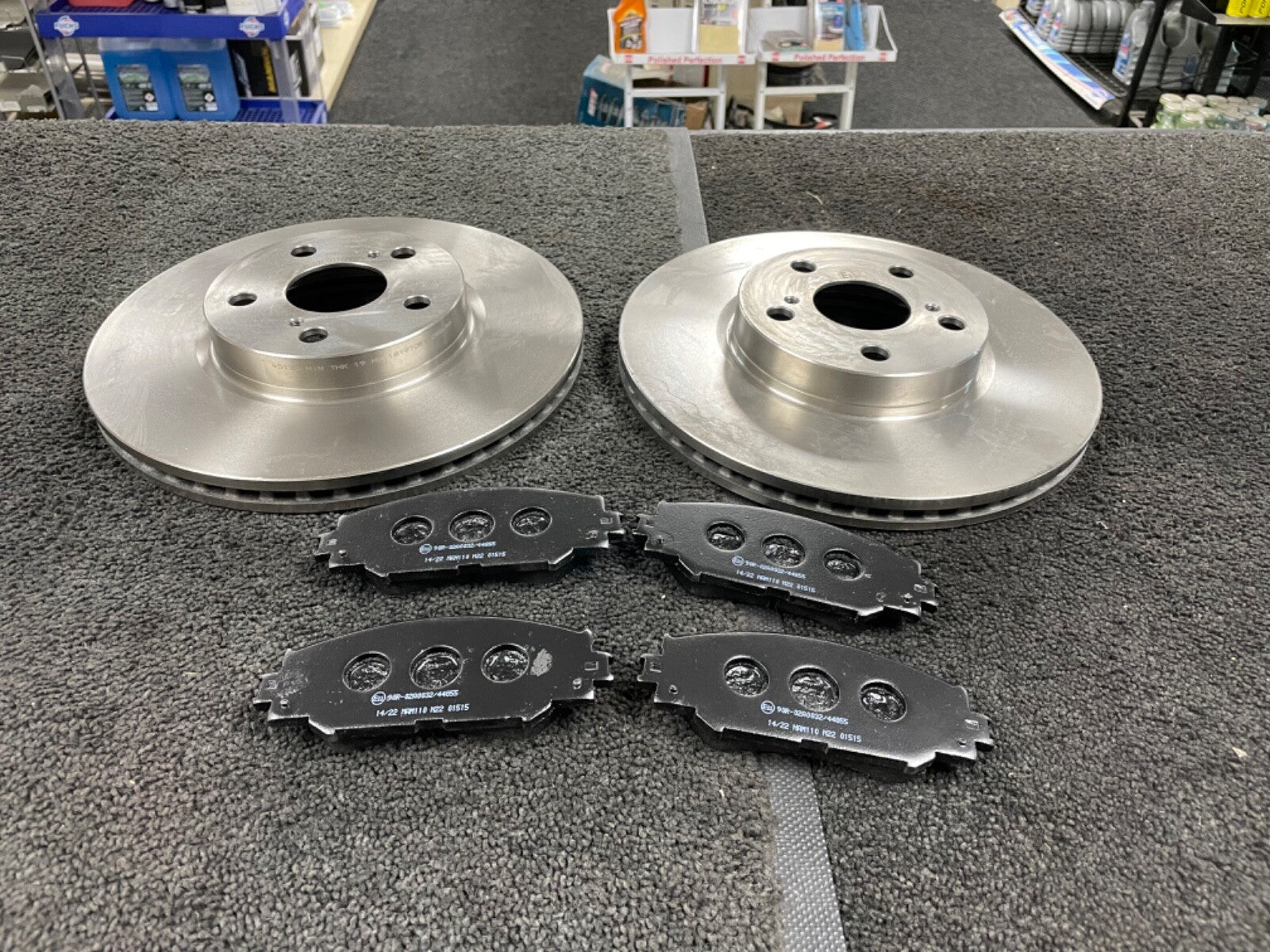 FRONT BRAKE DISC + PADS FOR TOYOTA URBAN CRUISER 1.4D-4D 5/2009-