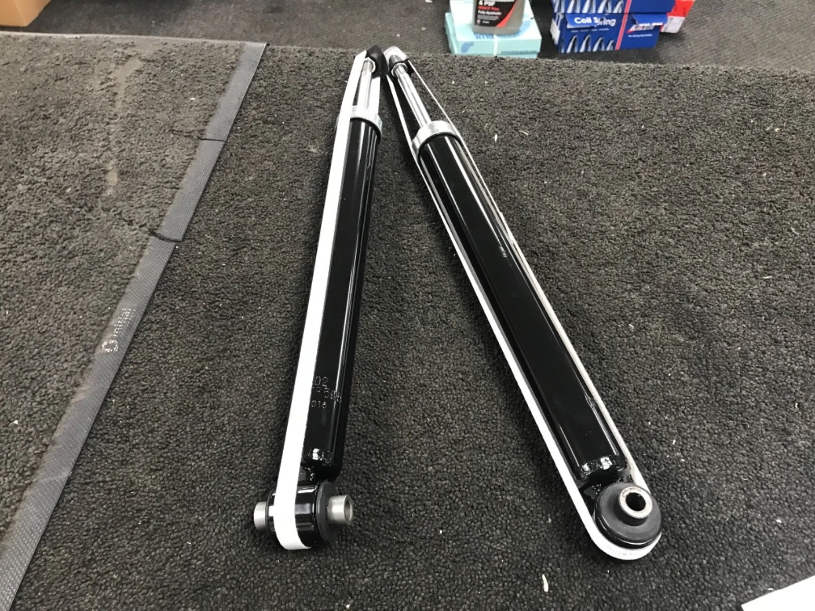 2 REAR SHOCK ABSORBERS - PEUGEOT 307,308 CC / CITROEN C4 free delivery