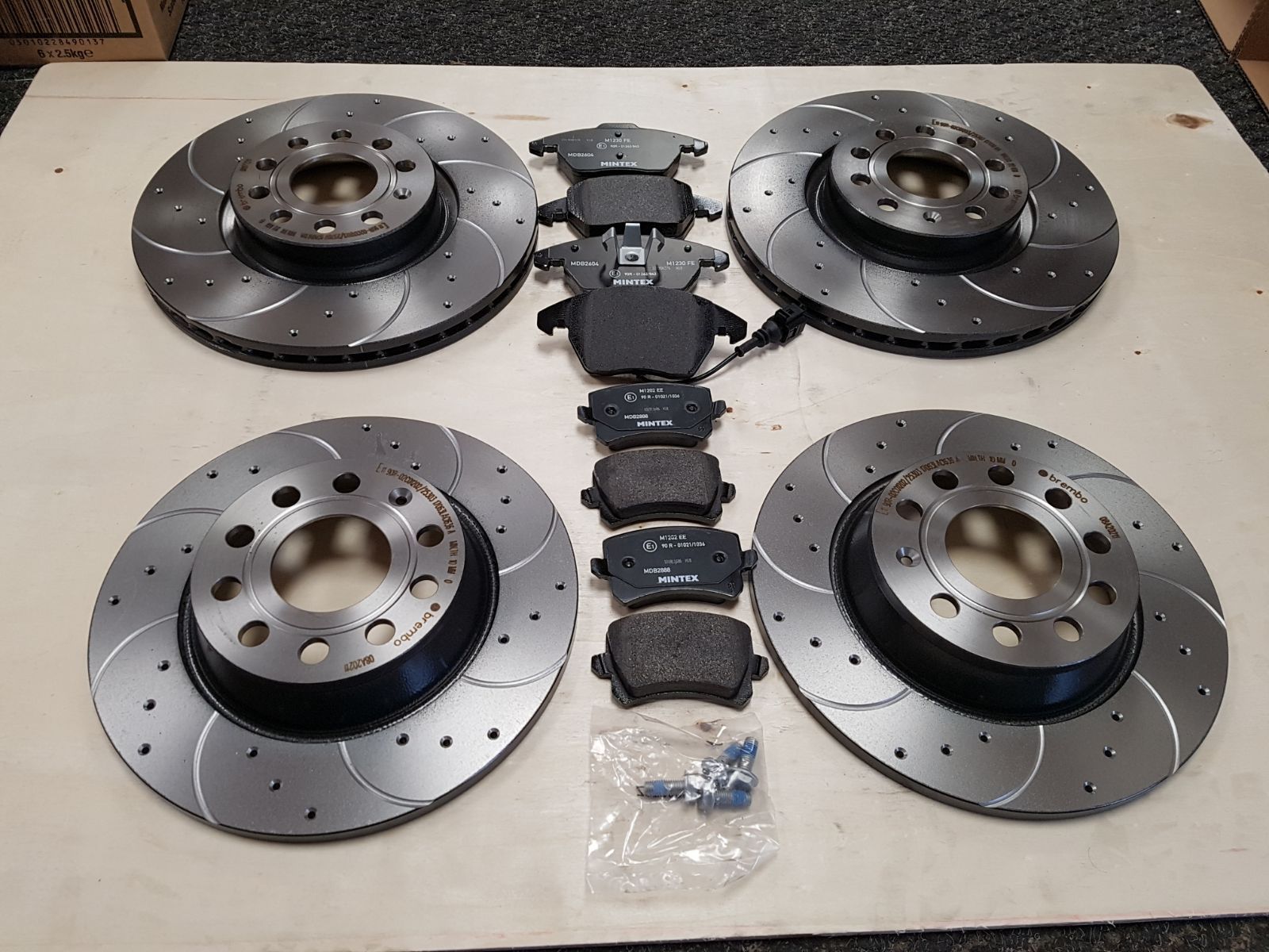 VW PASSAT 1.6TDi BLUEMOTION BRAKE DISC FRONT REAR DRILLED GROOVED MINTEX PAD