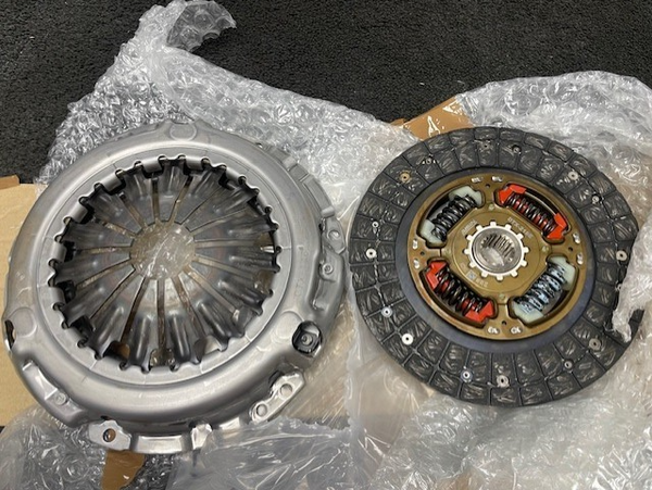 2PCE CLUTCH KIT  TOYOTA AURIS COROLLA YARIS 1.4 D-4D 6 SPEED MANUAL