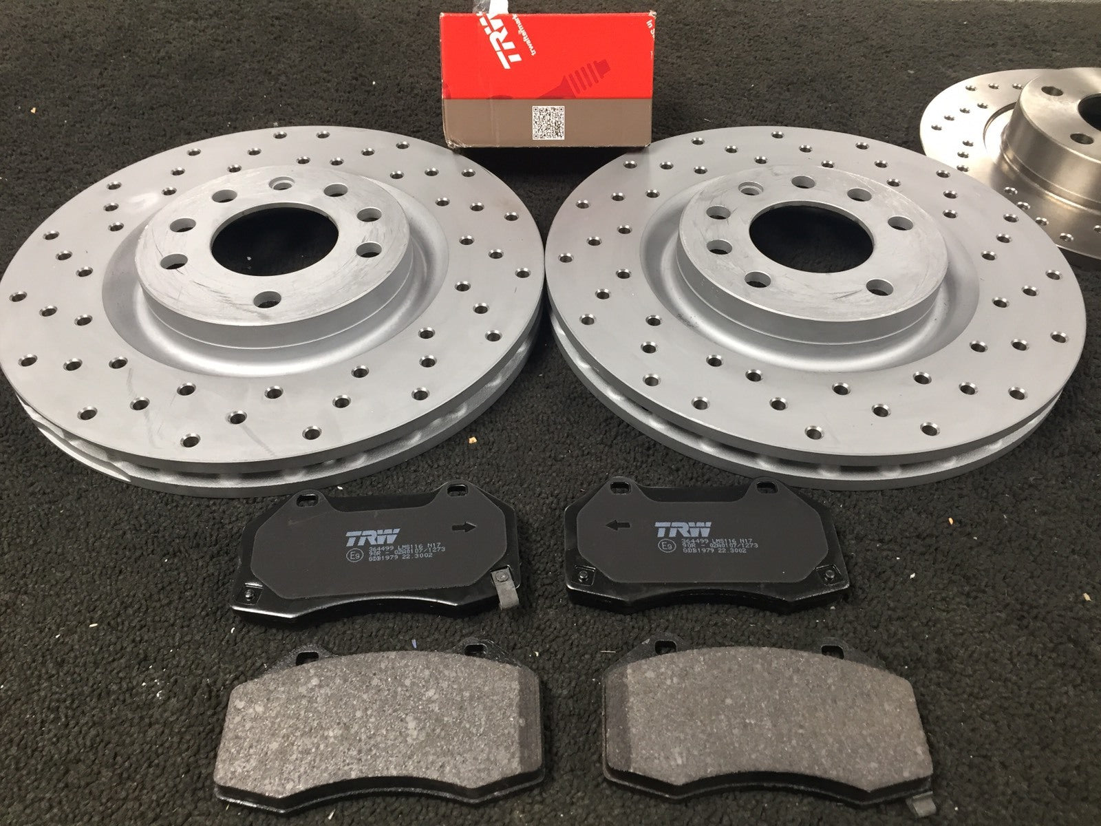 VAUXHALL CORSA VXR NURBURGRING FRONT BRAKE DISC CROSS DRILLED BRAKE PADS 