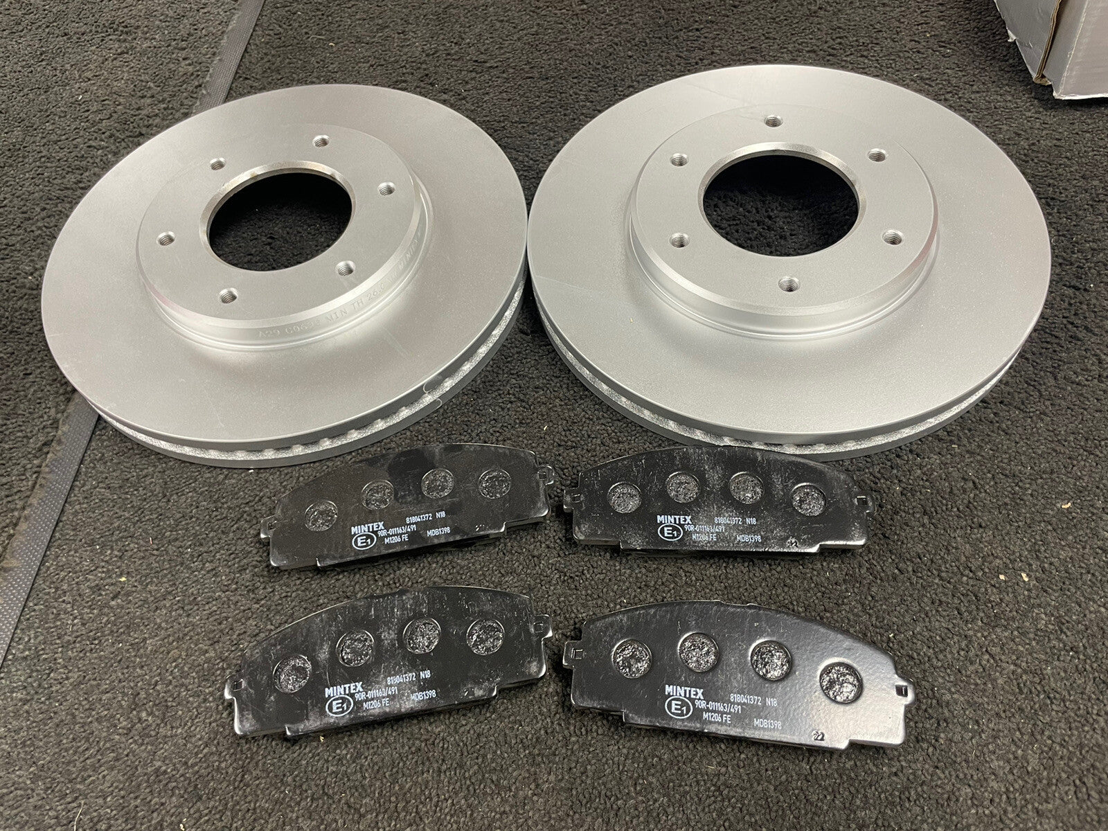 FRONT BRAKE DISC PAD IMPORT TOYOTA HIACE CUSTOM REGIUS GRANVIA 2.8 3.0TD  KCH40