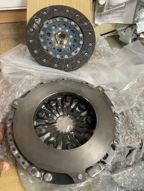 2PCE GENUINE CLUTCH KIT  FOR HYUNDAI  i40 TUCSON CARENS OPTIMA CRDI 4120024450
