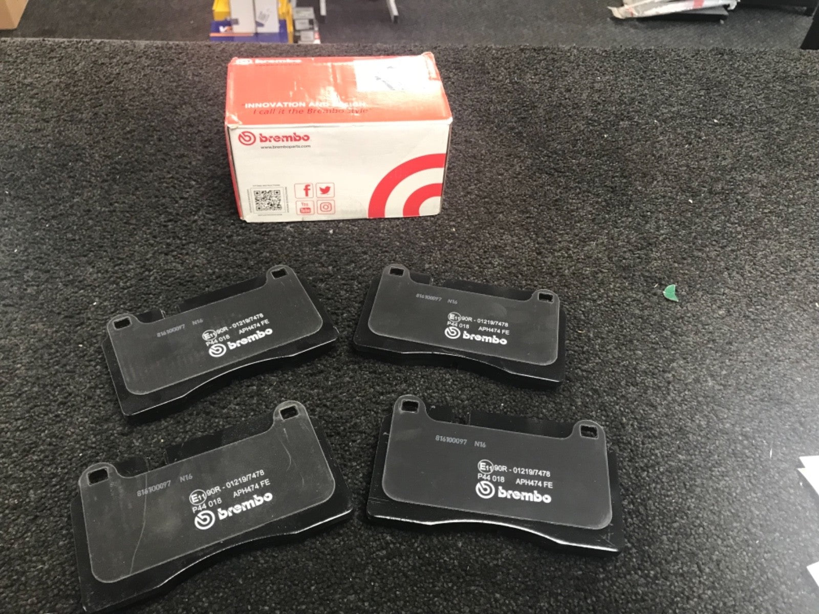 RANGE ROVER SPORT 3.6TDV8 BRAKE DISCS DRILLED GROOVED BRAKE PADS FRONT 