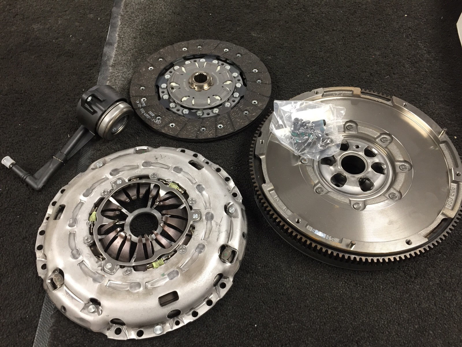 AUDI A3 2.0TDI 8P CFFB 2011 ON  DUALMASS  FLYWHEEL CLUTCH KIT + CYLINDER