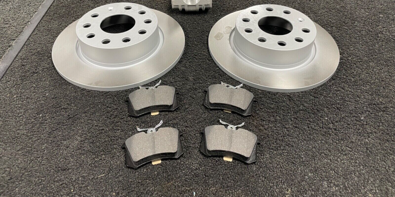 REAR BRAKE DISC + PADS VW GOLF MK5 MK6 CADDY TOURAN SCIROCCO 255MM 1K0615601AC