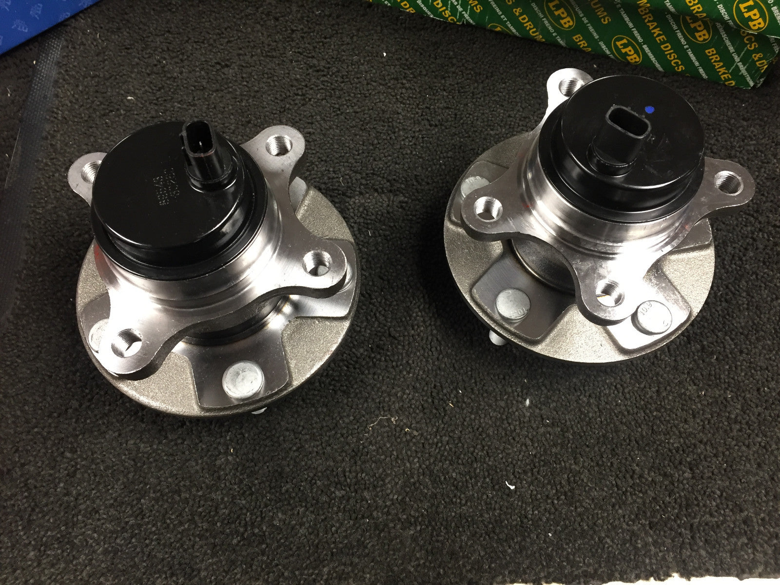 FORLEXUS IS200D IS220D IS250C IS250 GS WHEEL BEARING HUB FRONT BOTH SIDES LH RH 