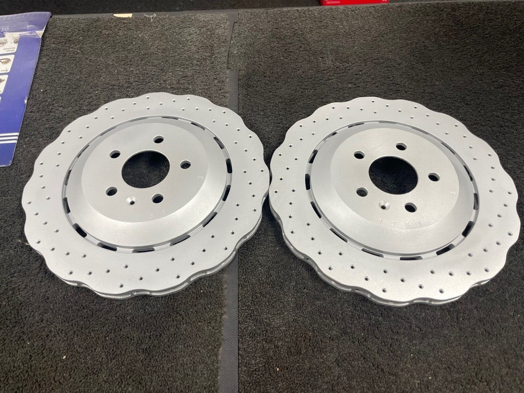 FOR AUDI RS6 C7 AVANT QUATTRO 2013-18 REAR BRAKE DISC WAVEY DRILLED BREMBO PADS