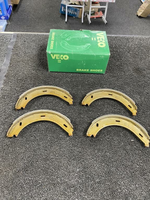 FOR MERCEDES BENZ V220 2.2  VECO REAR BRAKE SHOES SET OF 4