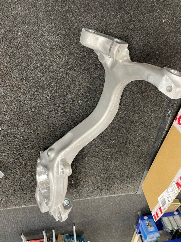 AUDI A4 S4 B7 FRONT SUSPENSION STEERING KNUCKLE HUB CARRIER ARM 2004-08 NEW LH
