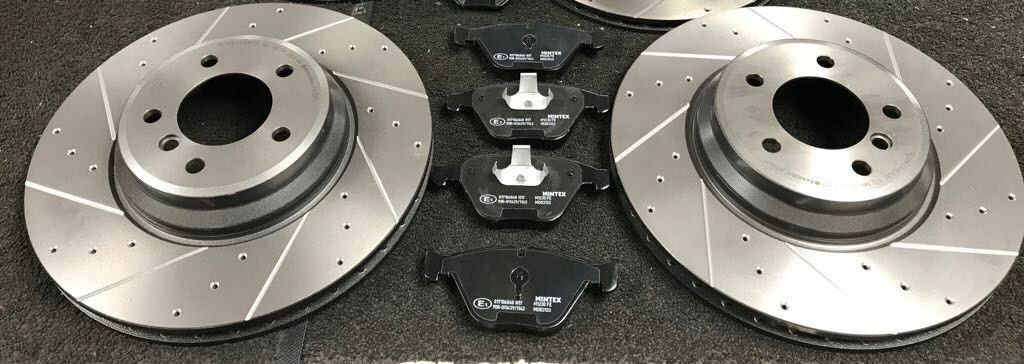 FOR AUDI Q8 3.0 QUATTRO 2018> REAR VENTED DRILLED GROOVED BRAKE DISCS & PADS 