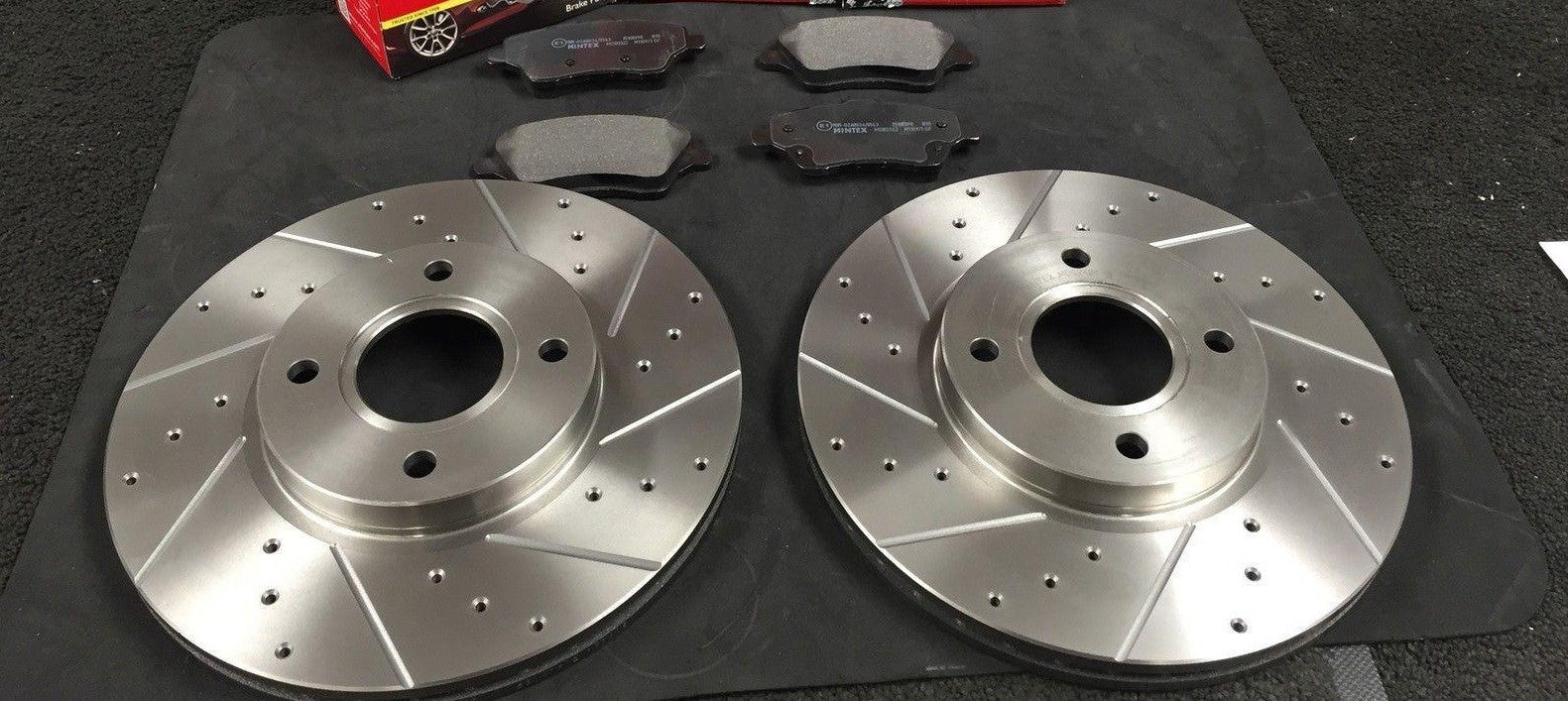 FORD FIESTA 1.0 eco 1.25 BRAKE DISC DRILLED GROOVED FRONT MINTEX PADS 258MM