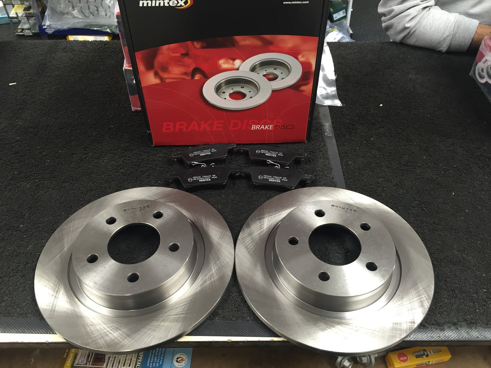 MAZDA 3 2.3 2003-2009  REAR BRAKE DISCS & PADS  MINTEX 
