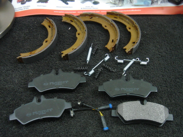  FOR SPRINTER 2006 ON REAR BRAKE PADS HANDBRAKE PARKING SHOES FITTING KIT