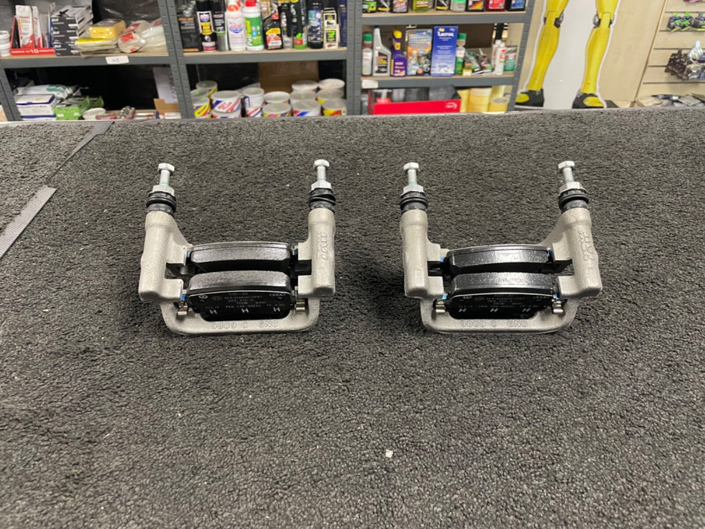 2 GENUINE VW REAR BRAKE CALIPER CARRIER + PADS CADDY MK4 4 MOTION ALL TRACK